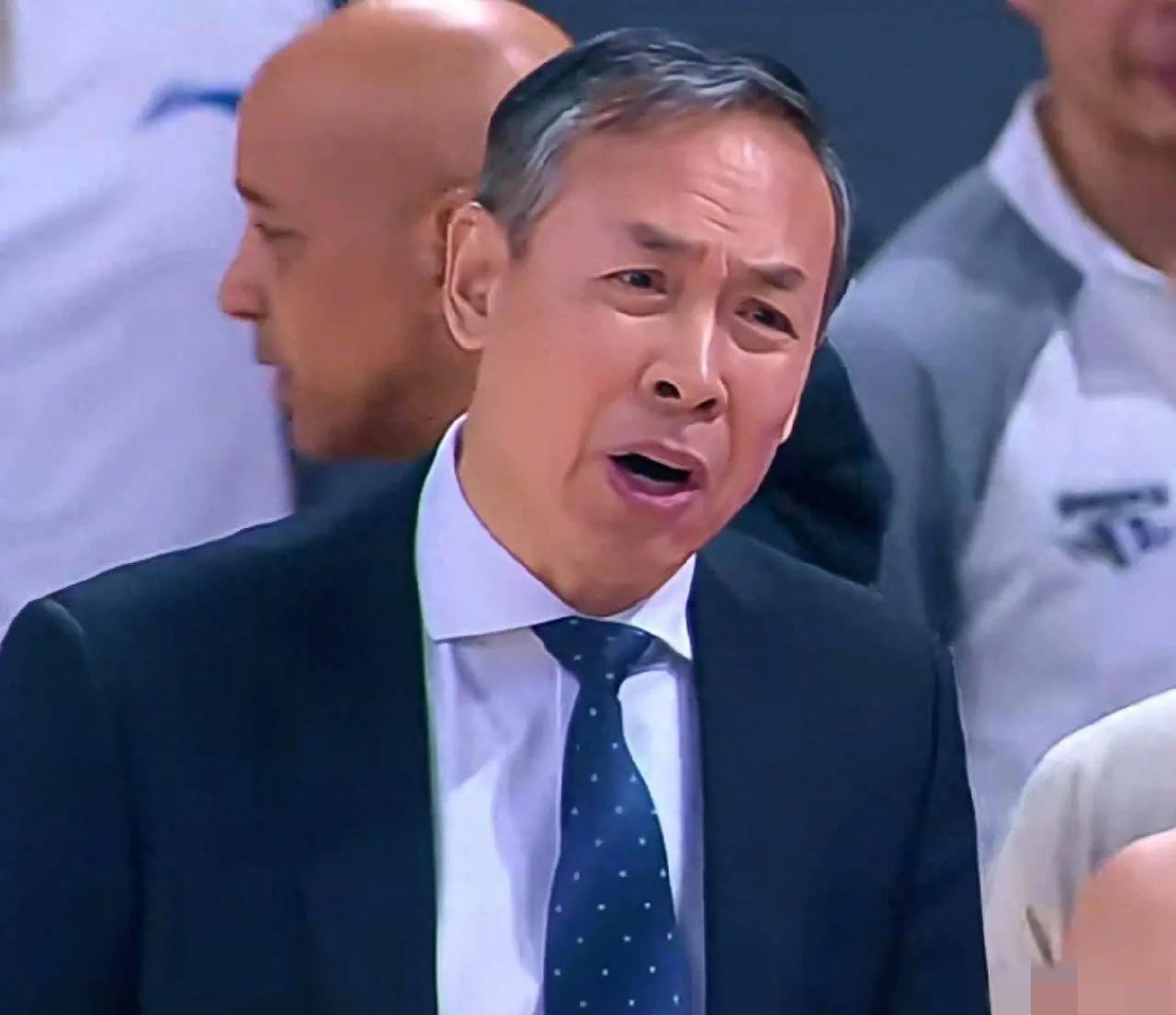 北京北汽连败，主教练许利民指导忍无可忍，直斥队中球星耍大牌：
“说不好听的在摆谱