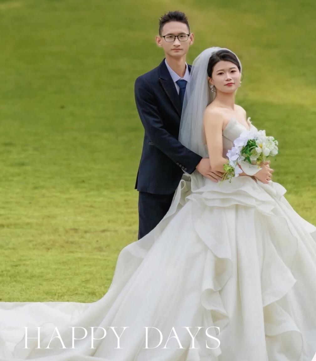 好朋友，新婚快乐！愿你们的爱情像阳光一样温暖，像花朵一样绚烂。携手共度未来，白头