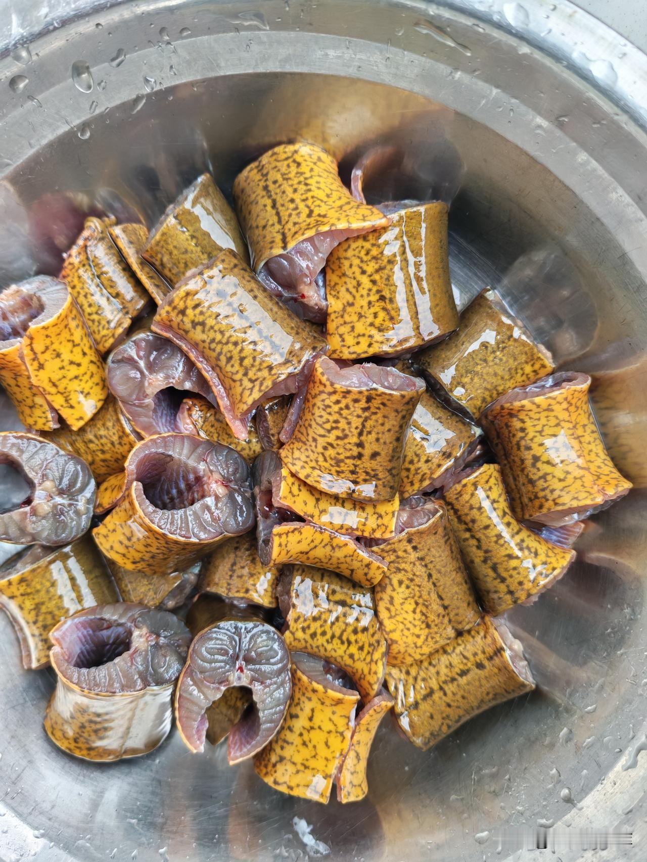 我很失望，作为儿媳的我，再好，也捂不热公公的心。

昨天下雨，田地里苗子栽不了，