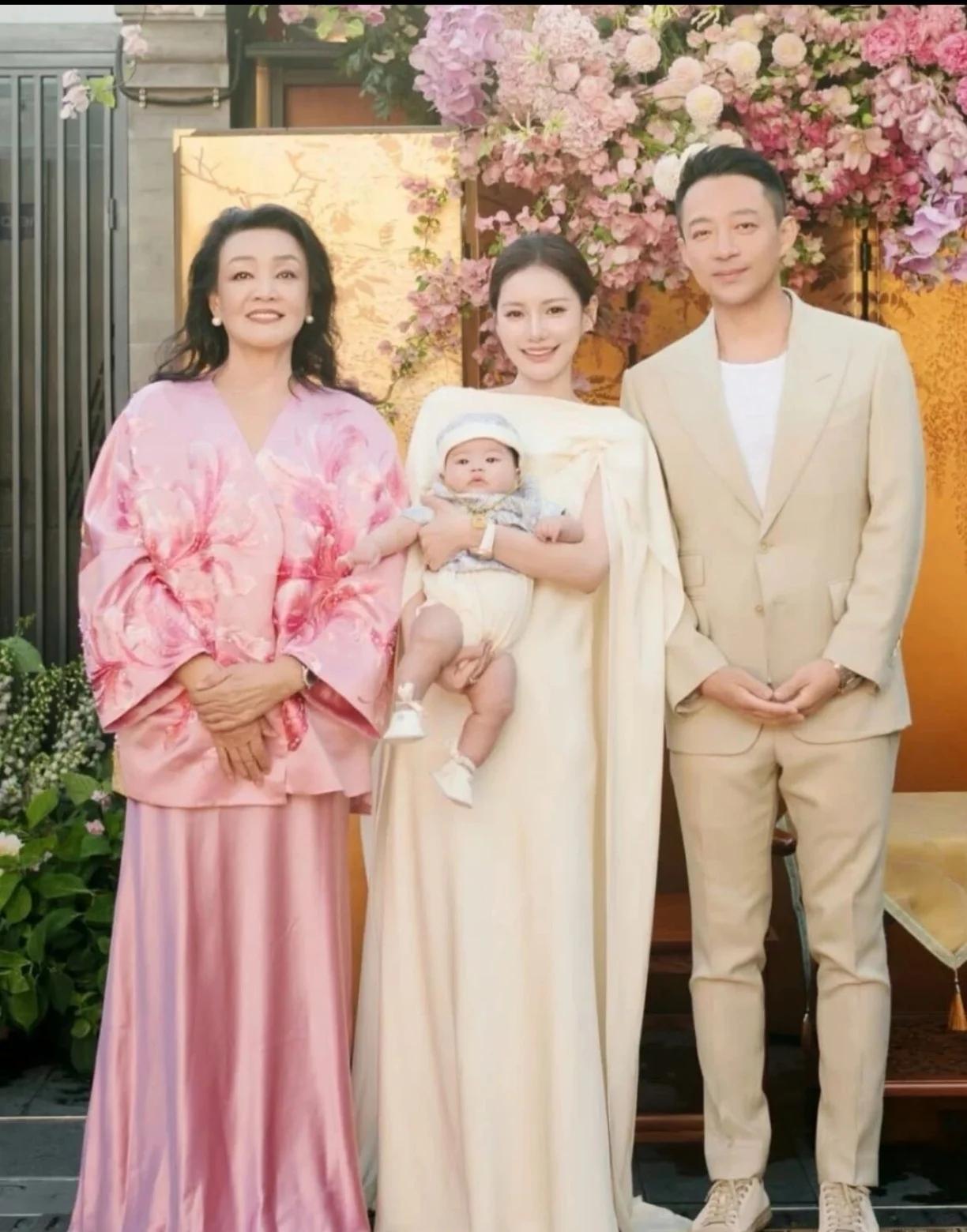 不评价爸爸和奶奶人到底好不好，但自从他俩分开后，爸爸奶奶总是千方百计的争取想要跟