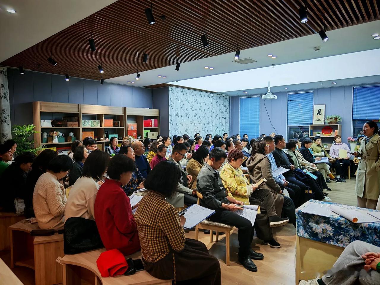 “愤争损身，愤亦损财。”愤怒，是内心的一团火，不仅容易烧伤自己，更容易烧伤别人。