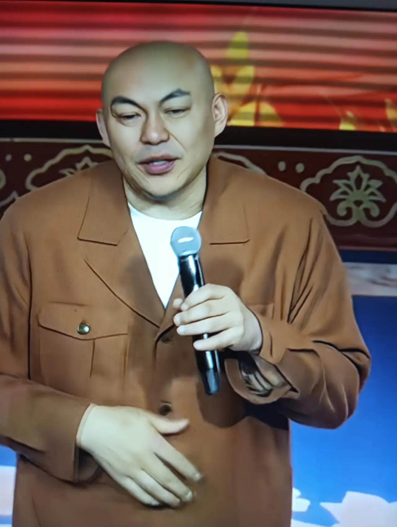 形势比人强，
名有了，利有了，不是什么江郎才尽，
低调隐退，是无奈，也是必然，