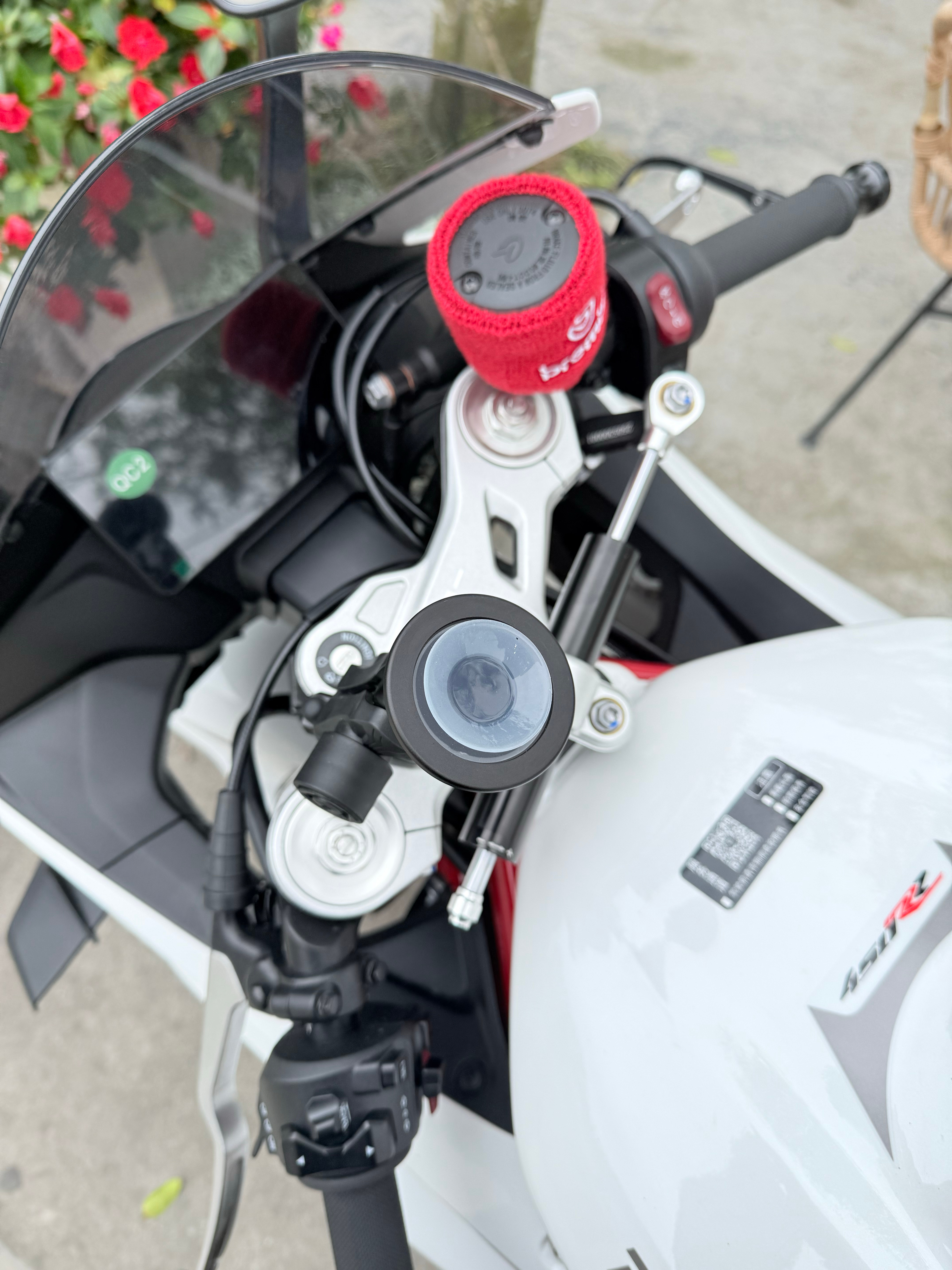 我们的真空磁吸头，虽然不建议大家装自行车摩托车电瓶车上。但是我一个朋友他装车上用