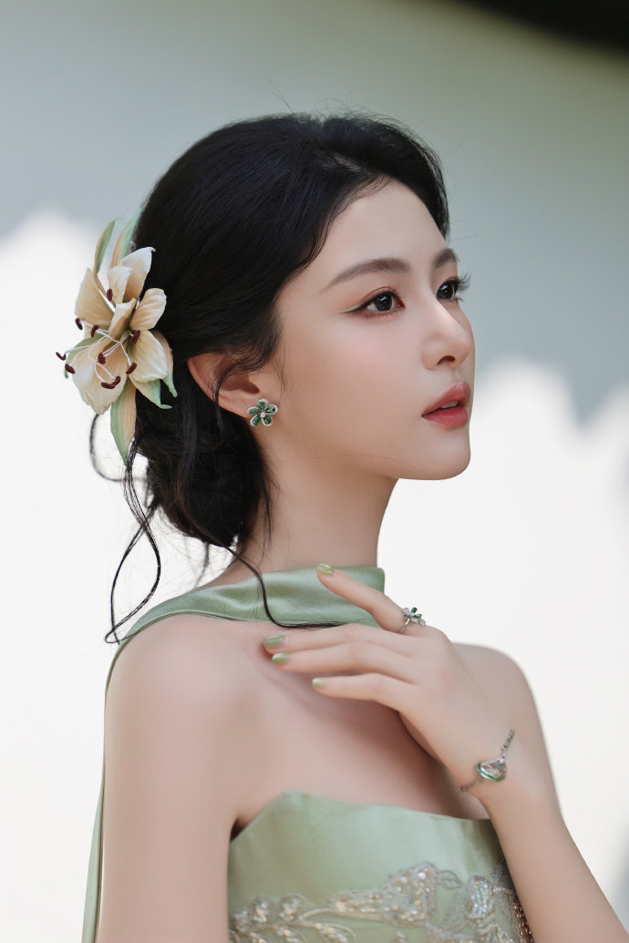 赵晴东方韵味青瓷美人赵晴 微博文化之夜化身青瓷美人！简约国风造型，线条流畅、色调