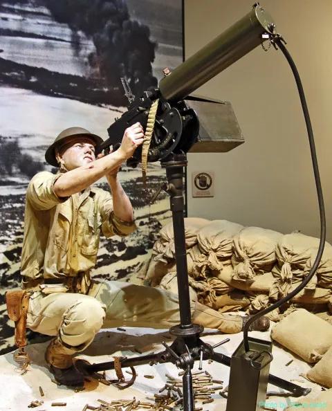 勃朗宁M1917A1机枪配备了瞄准器，可以对地面和空中目标进行有效射击。标准三脚