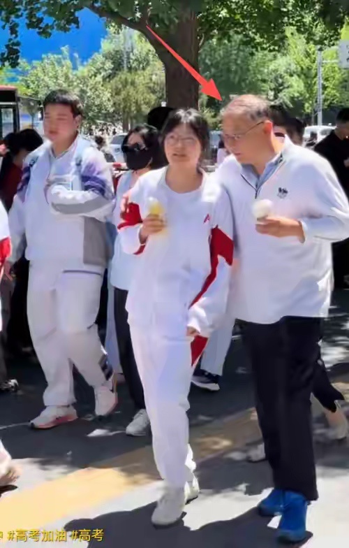 “家长都是白发苍苍！”人大附中出考场视频，有钱晚婚晚育具象化 