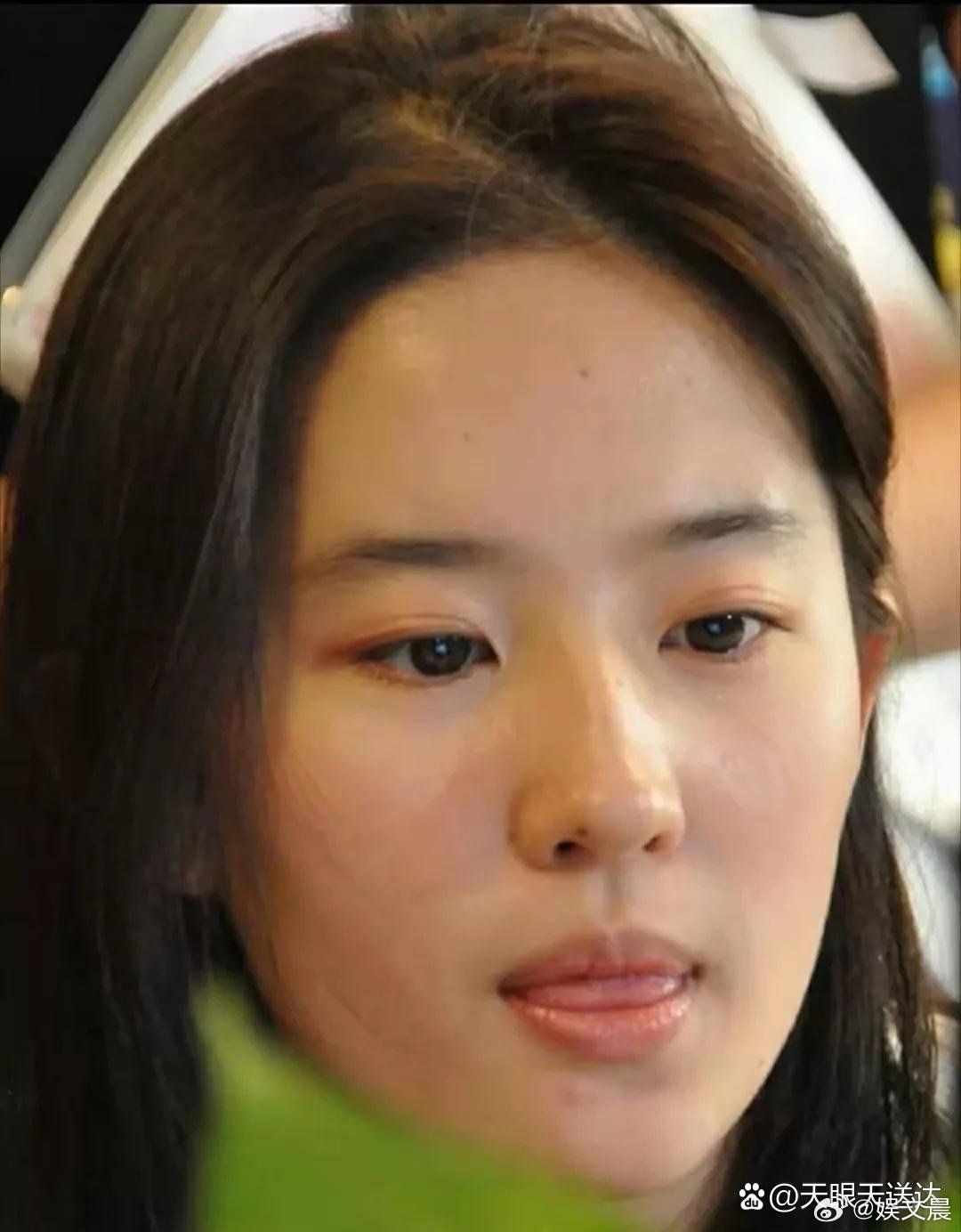刘亦菲连脸上的黑痣都长在审美点上，灵动又有辨识度，美得独一无二～ 