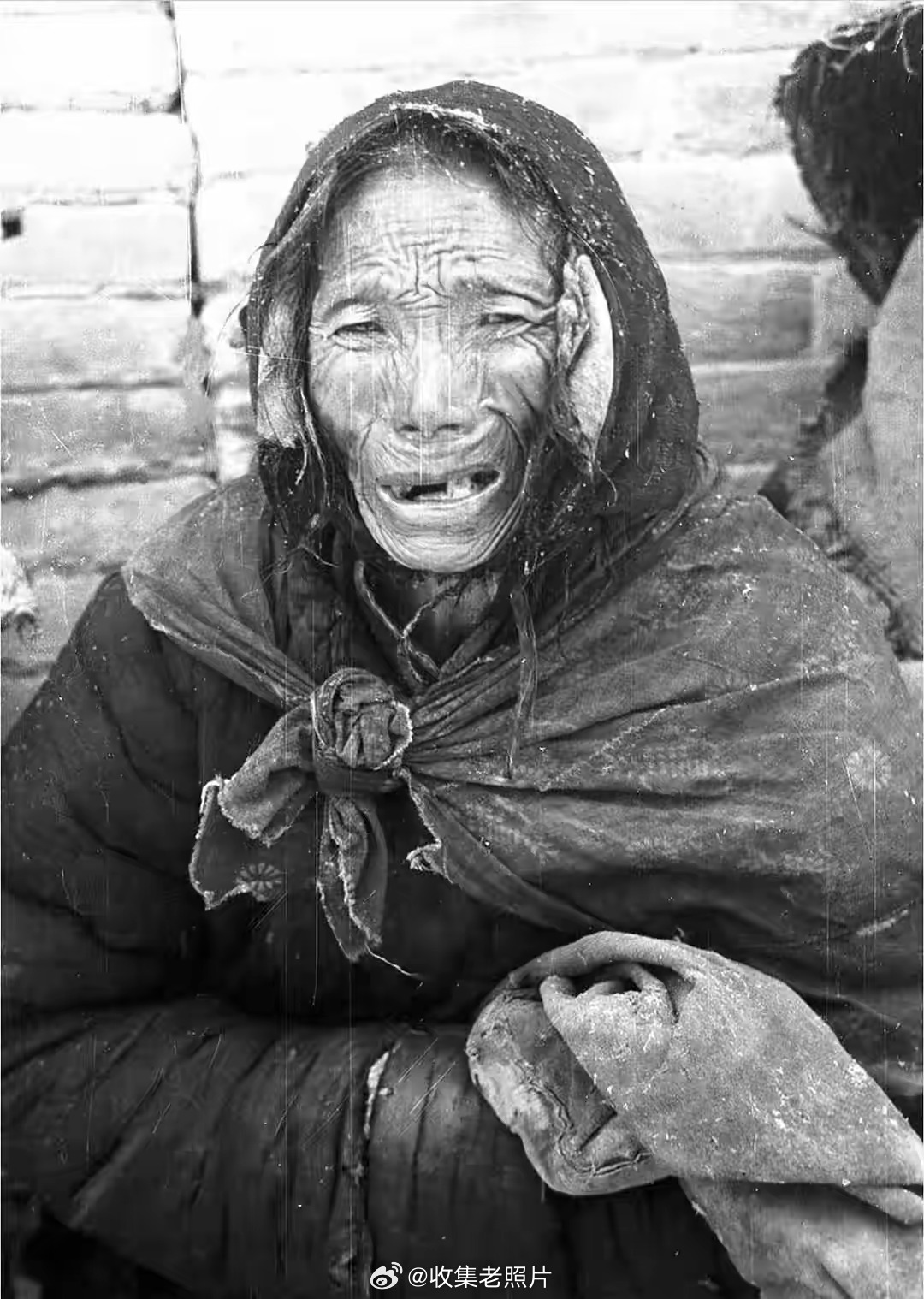 1942年，河南。大饥荒“扒火车”逃荒的人。老蒋时期人均寿命才35岁。