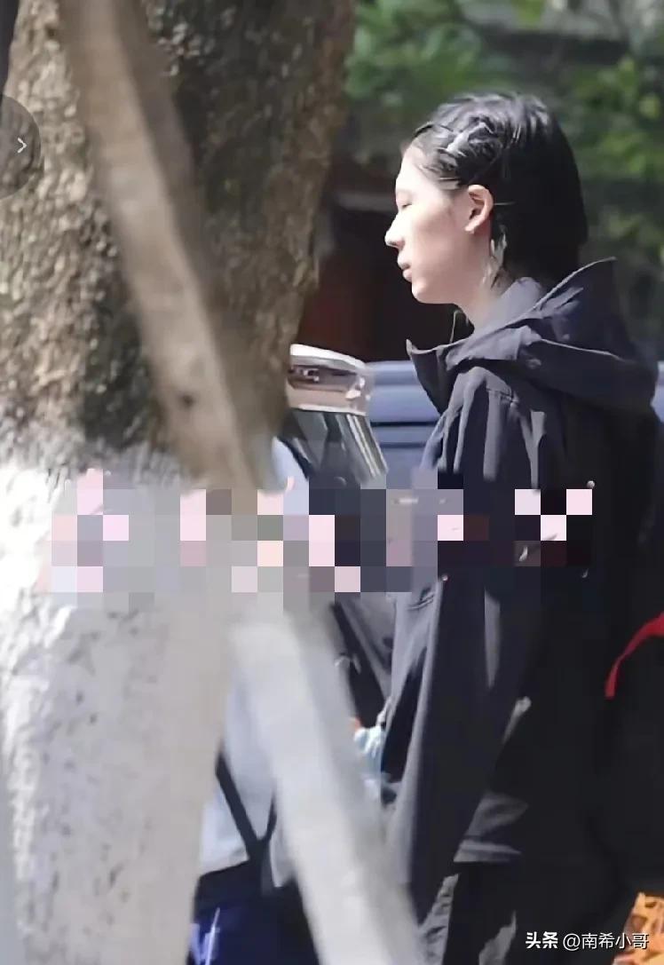 估计陈熠又要招黑粉了，
一大早睡眼朦胧被拉着去开会，
旁边的“路透社”们早早的就