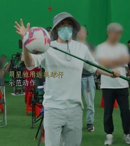 曼城球员说周星驰踢得比队友好 《功夫女足》片场花絮，周星驰助跑射门，动作干净利落