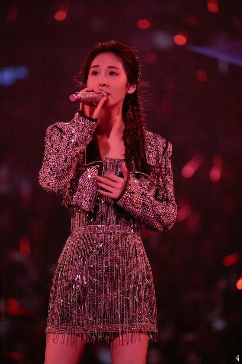 张碧晨当妈妈之后确实越来越放得开了以前只觉得唱歌好听现在才发觉原来身材也这么好这