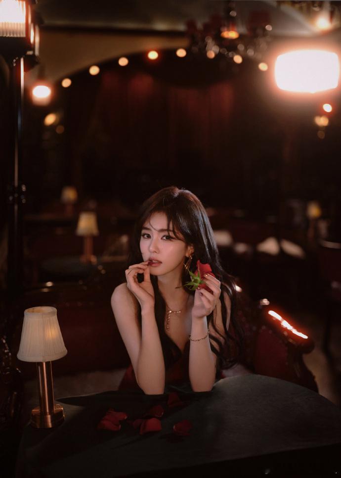 白鹿红玫瑰女王白鹿高开叉亮片红裙出图微博之夜出图 微博之夜出图暴击，白鹿身着高开