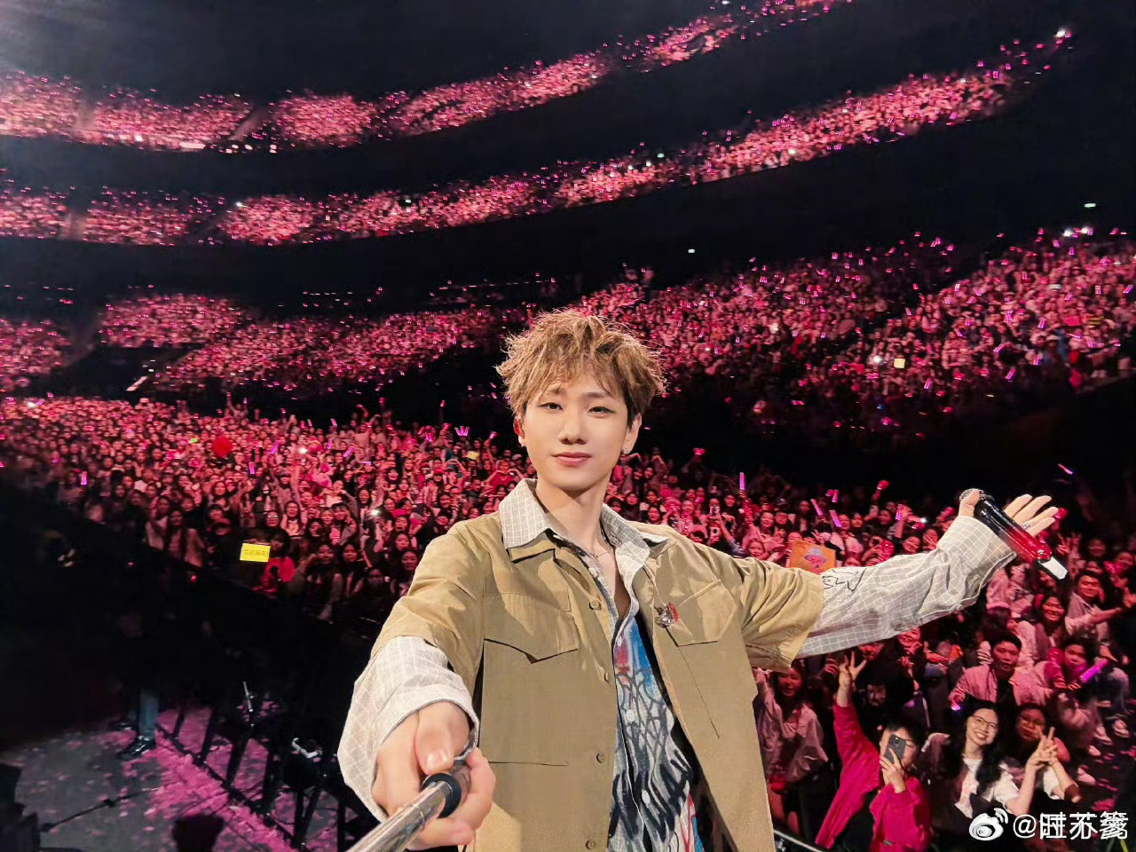 破防了！哽咽时泛红的眼眶，连鼻尖都在用力，明明很感性却假装淡定，这份真实太戳人心