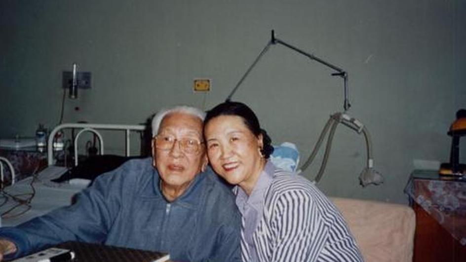 耿飚长女耿莹：50岁逆风翻盘，半生守国护文脉
 
原国防部长耿飚之女耿莹，年近五