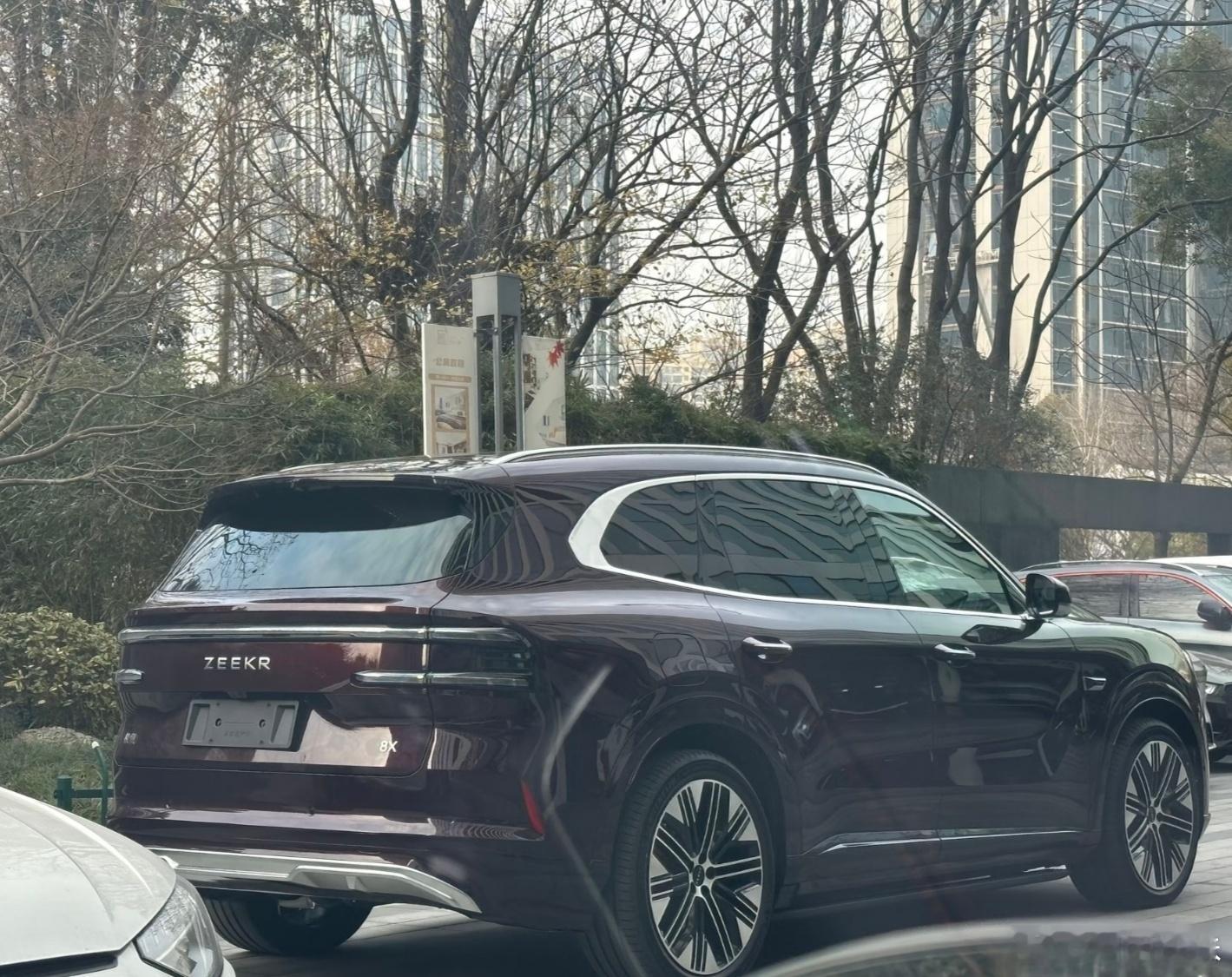 极氪8X实车图，大家感觉怎么样？前脸相较于9X有一点点小改动，部分也是延续了9X