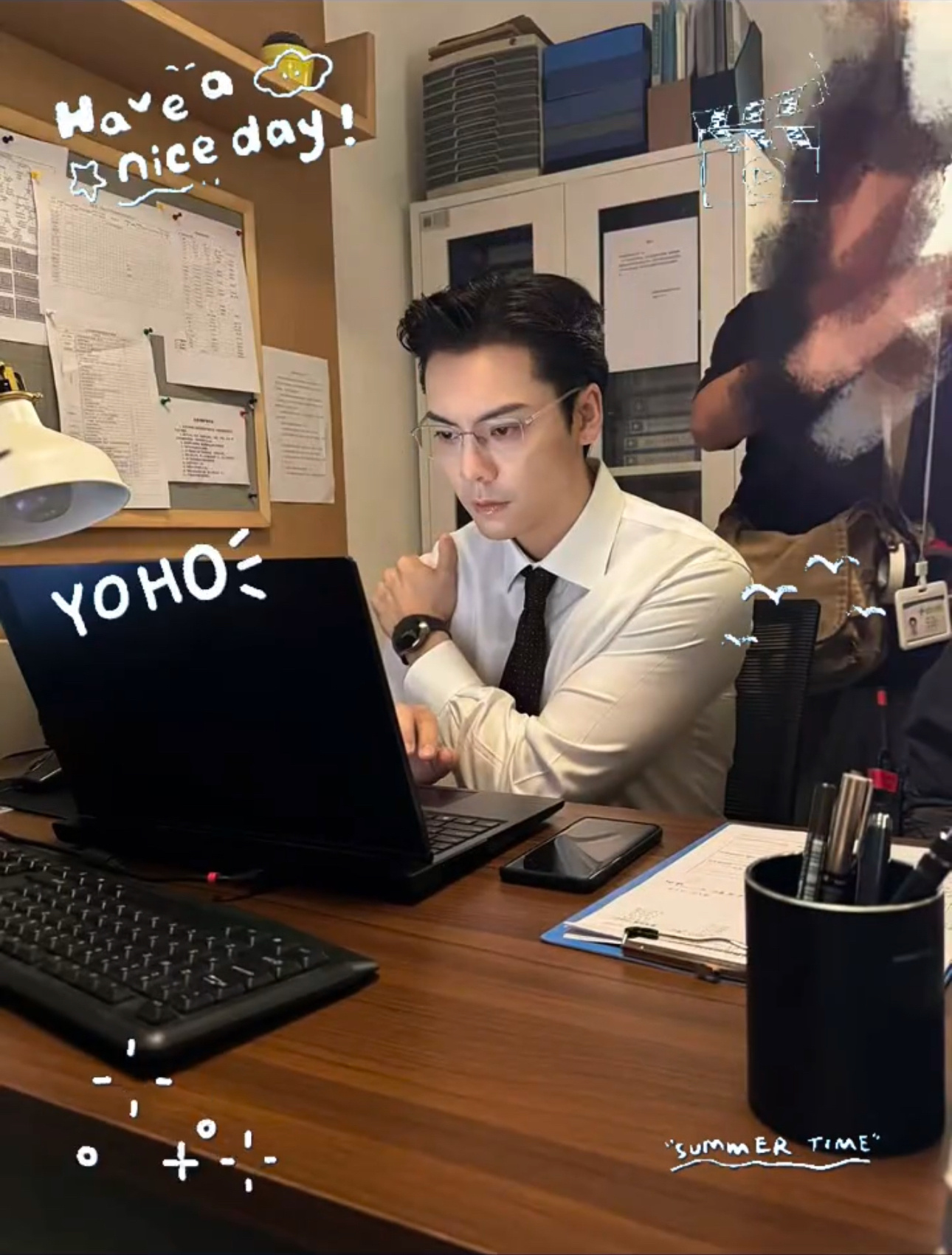 陈伟霆陈伟霆王志诚 这莫不是王志诚的办公室～