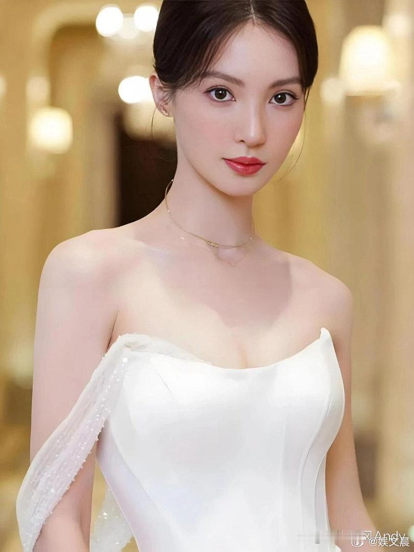 金晨身着简约白色抹胸长裙，身姿曼妙优雅大方，清冷又妩媚，氛围感十足尽显迷人风情。