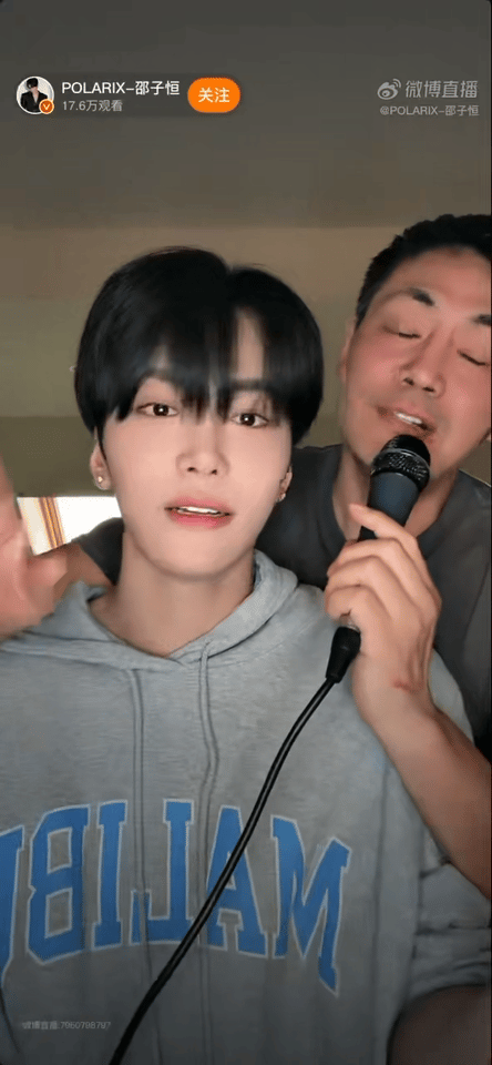 邵兵亲了邵子恒一口太可爱咯，直播突然空降，合唱还附赠亲亲，这父子日常也太甜了吧～