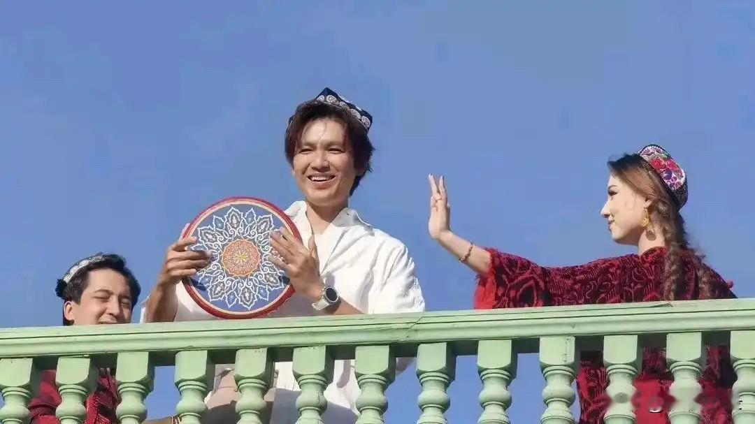 网友新疆喀什偶遇钟汉良，穿白色衬衣帅气逼人，50岁仍少年感十足！[鼓掌][大金牙