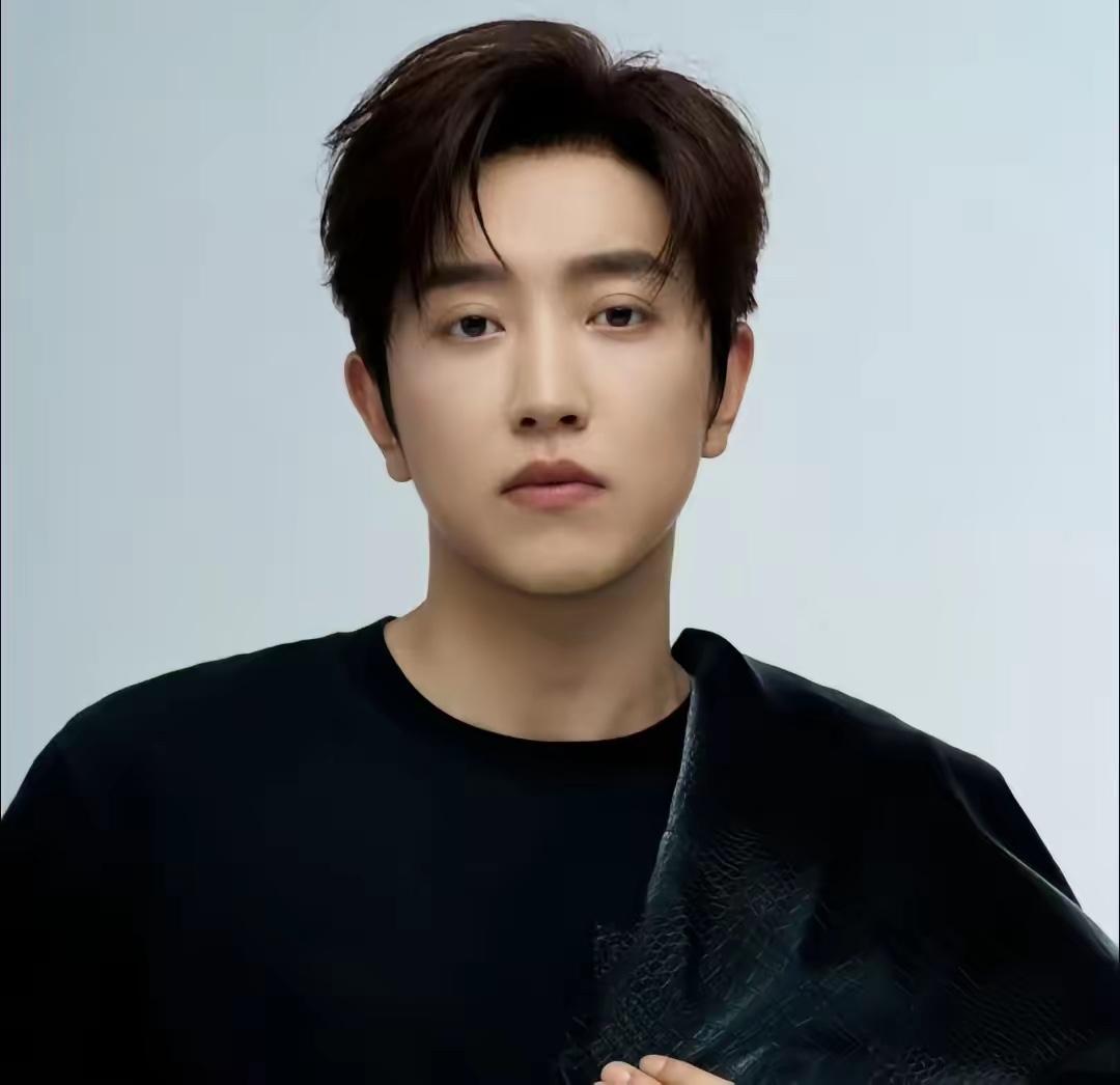 今天才知道
网红白冰的富豪人设，
全是假象！他根本不是天生富二代，早年农村出身，