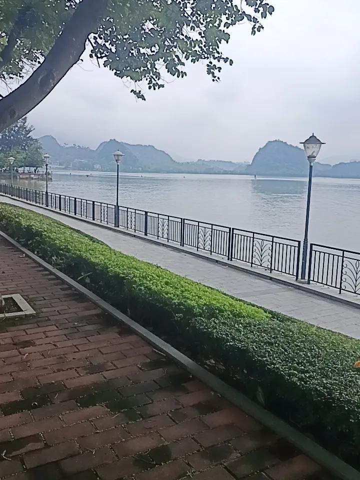 我在肇庆的七星岩风景区
发现了一个很严重的问题
但不知道怎么说才好





