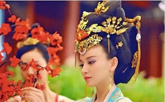 郑贵妃：不仅在武则天手下得以善终，还成史上首位在外立宅的后妃。

公元643年，