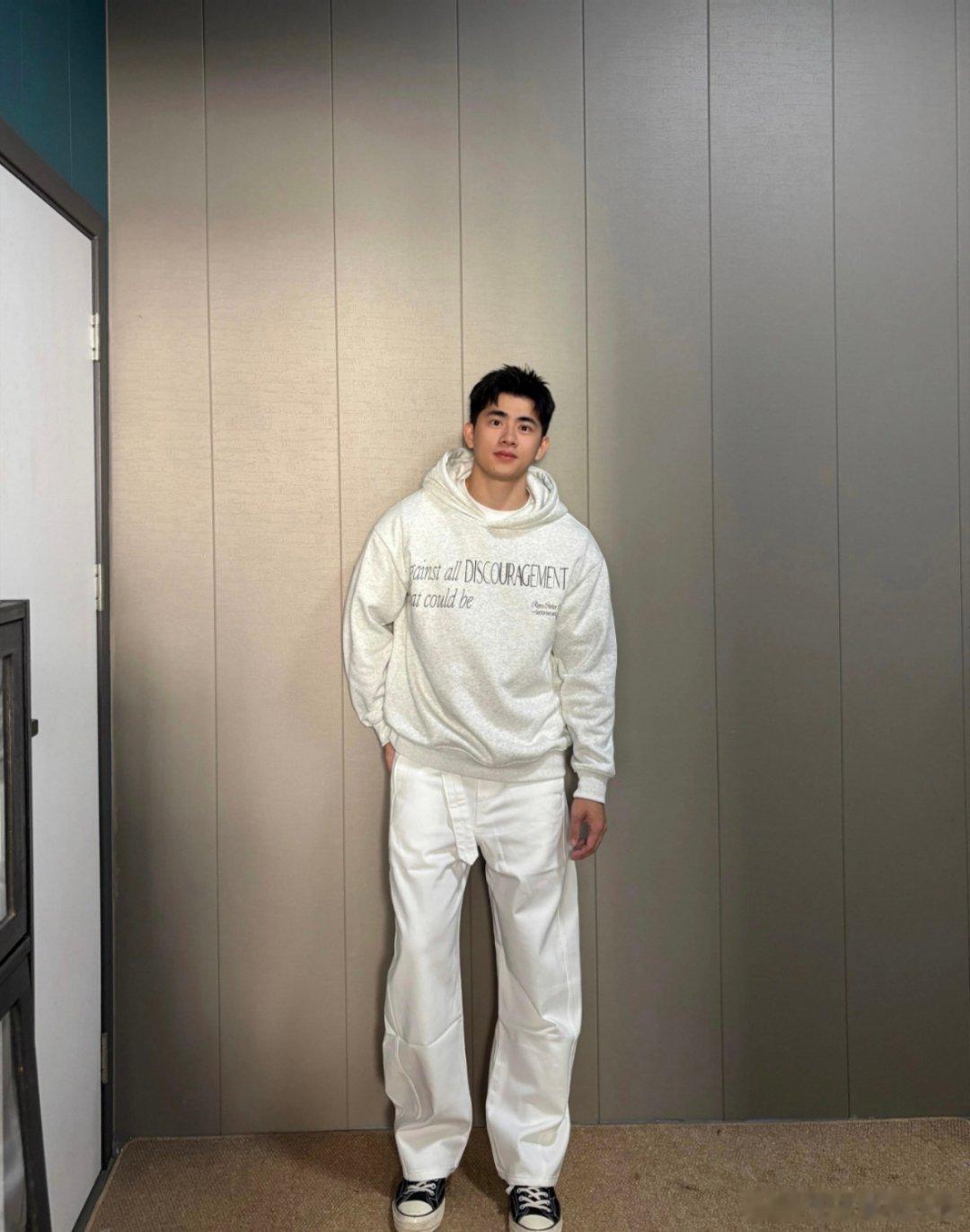 男模[超话]健身打卡 浅灰卫衣搭白裤，松弛感拉满白色卫衣穿搭灵感 休闲风穿搭指南