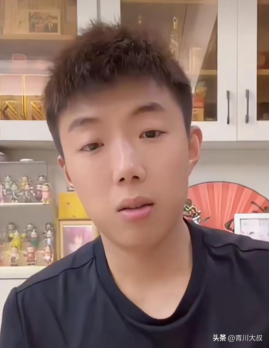 尹航说：樊振东打削球手，
绝对是标准的教案。
这是德国杯，
樊振东对战福尔达的菲