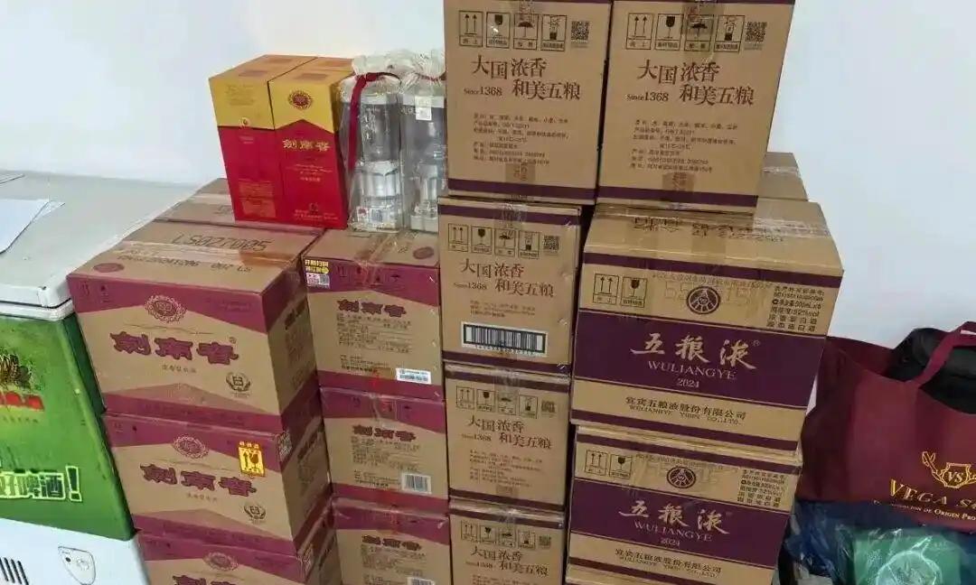 防不胜防！湖北宜城，一名超市员工清点商品时发现店里高档白酒爆单，短短三天时间竟然