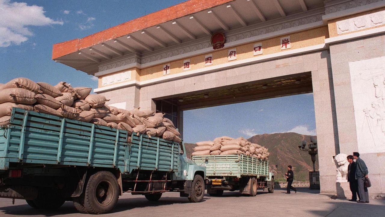 1997年，已经过了快30年，大量粮食通过图们口岸进入朝鲜进行援助，这是众多各种