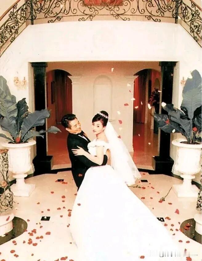 这是多年前李连杰和利智大婚时的合影，感觉无论什么时候，李连杰跟利智在一起都是开心