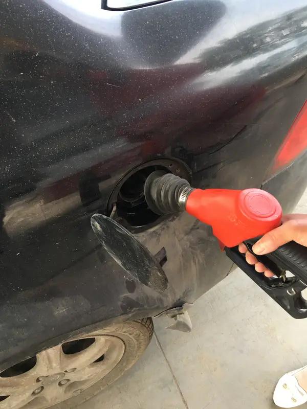 1月12日江西，司机周某因错误估计车辆续航，在途中未及时加油导致抛锚，随后其在网