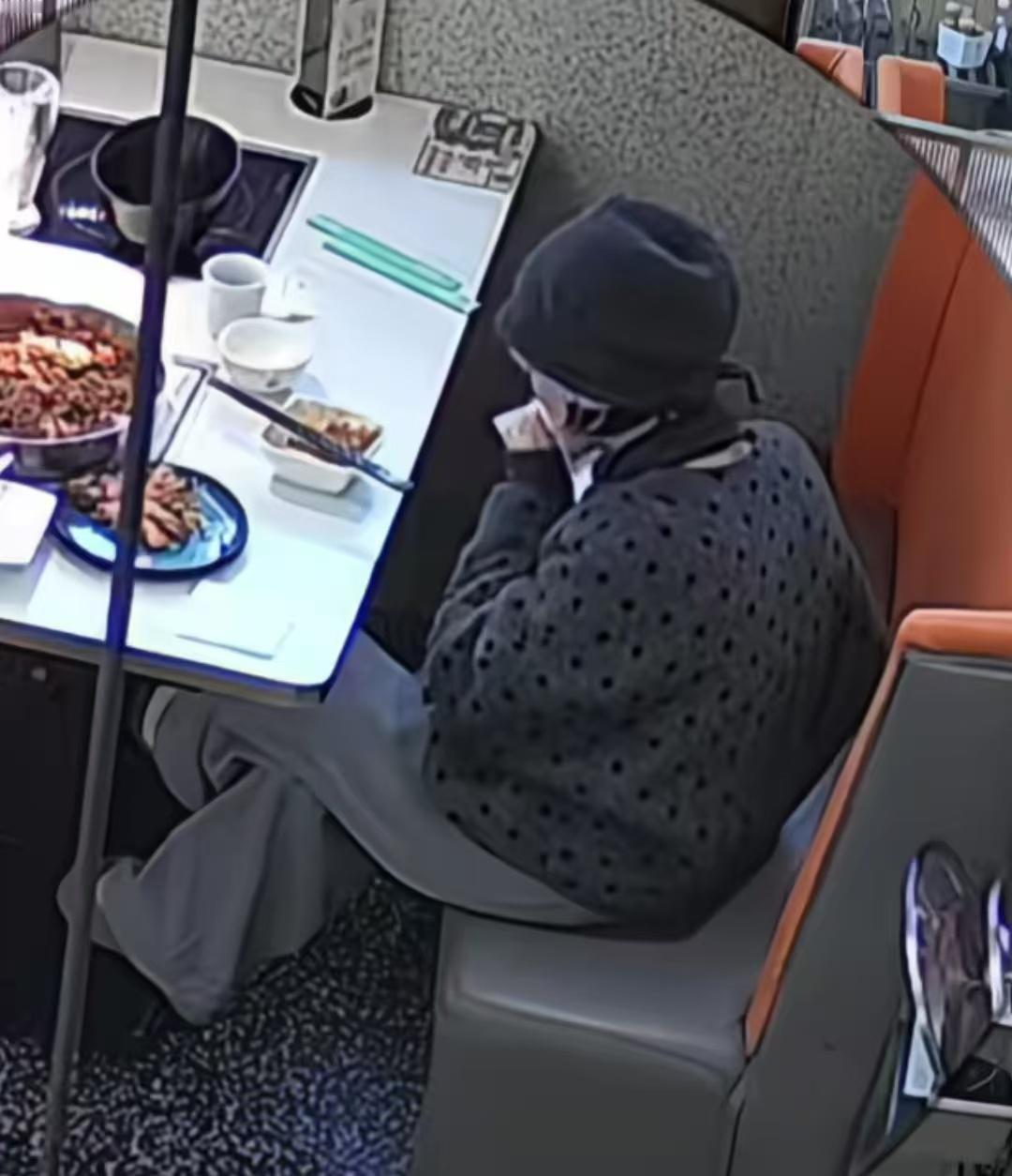 一年轻女子吃饭200多元跑单，店里规定跑单由负责的服务员赔偿，阿姨哭诉一个月工资