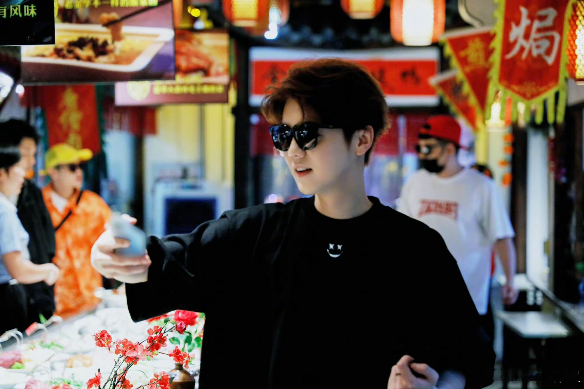 自律到脸不是小了一点半点我允许鹿晗多吃点 