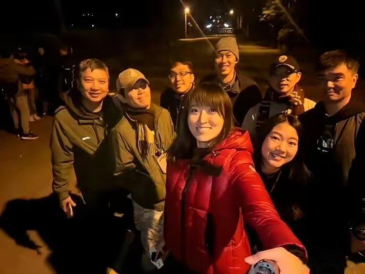 台湾TVBS女主播深夜蹲守美制M1A2T坦克抵台，激动地称见证历史。 该坦克被台