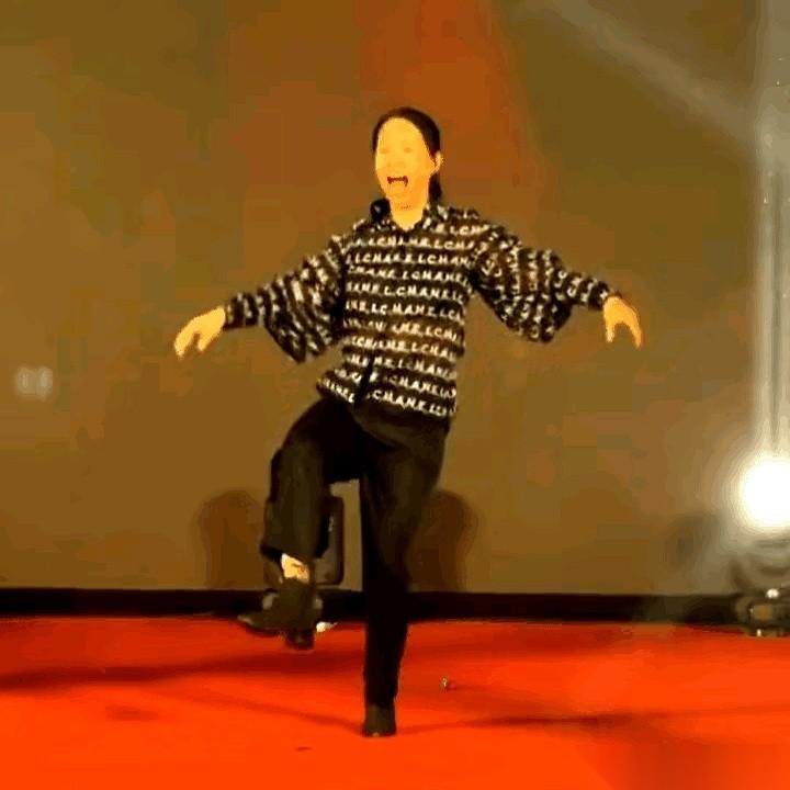 我看了半天那个视频，龙丹妮穿着香奈儿在自己公司年会上跳舞，被人说像保洁阿姨。
就