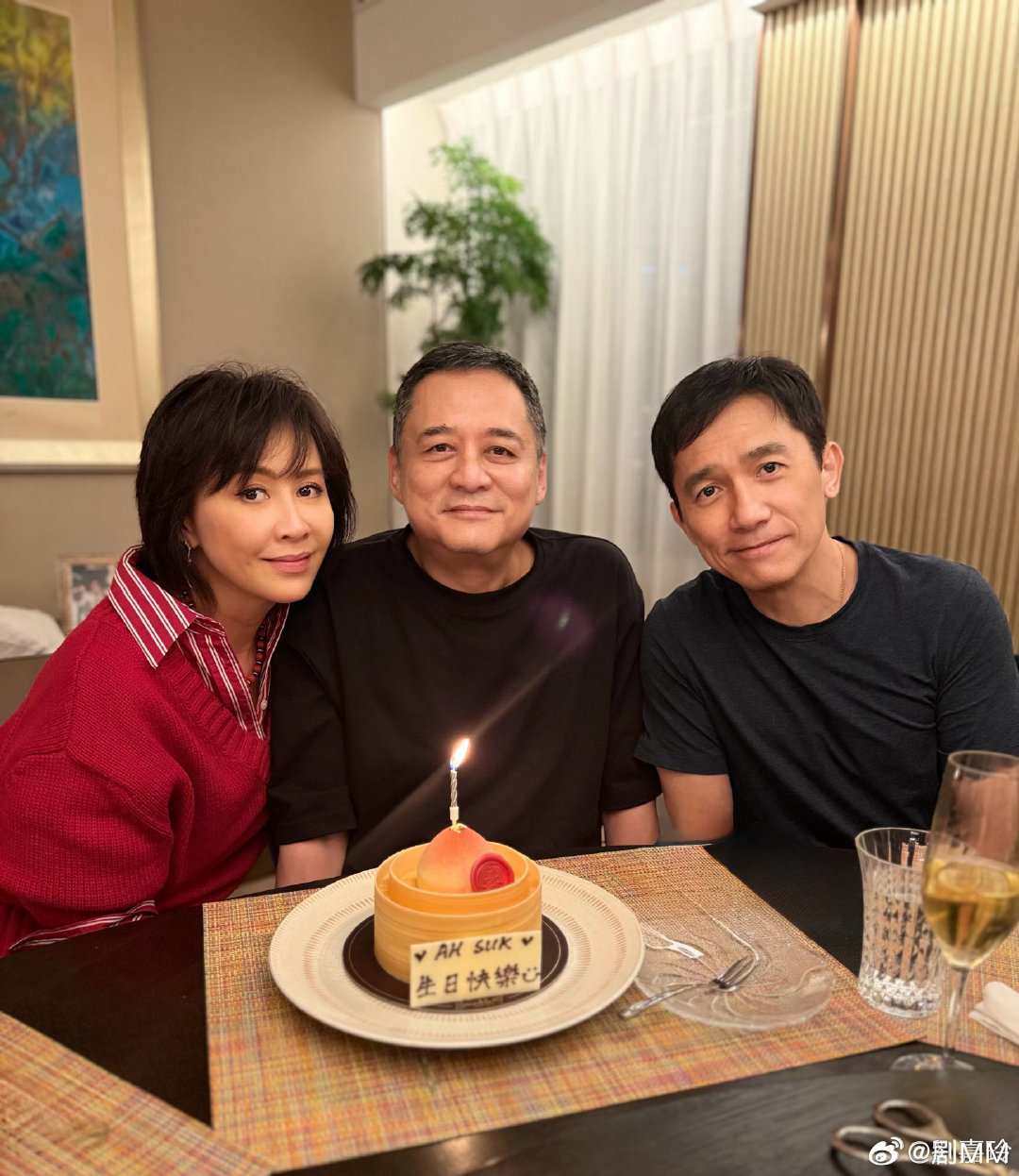 梁朝伟刘嘉玲为张叔平庆生刘嘉玲祝张叔平生日快乐梁朝伟刘嘉玲为张叔平庆生，三人同框