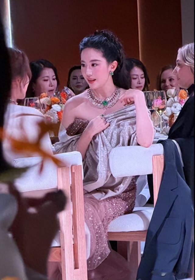 宝格丽晚宴群星翻车，神仙姐姐变爆发户，刘嘉玲走偏！