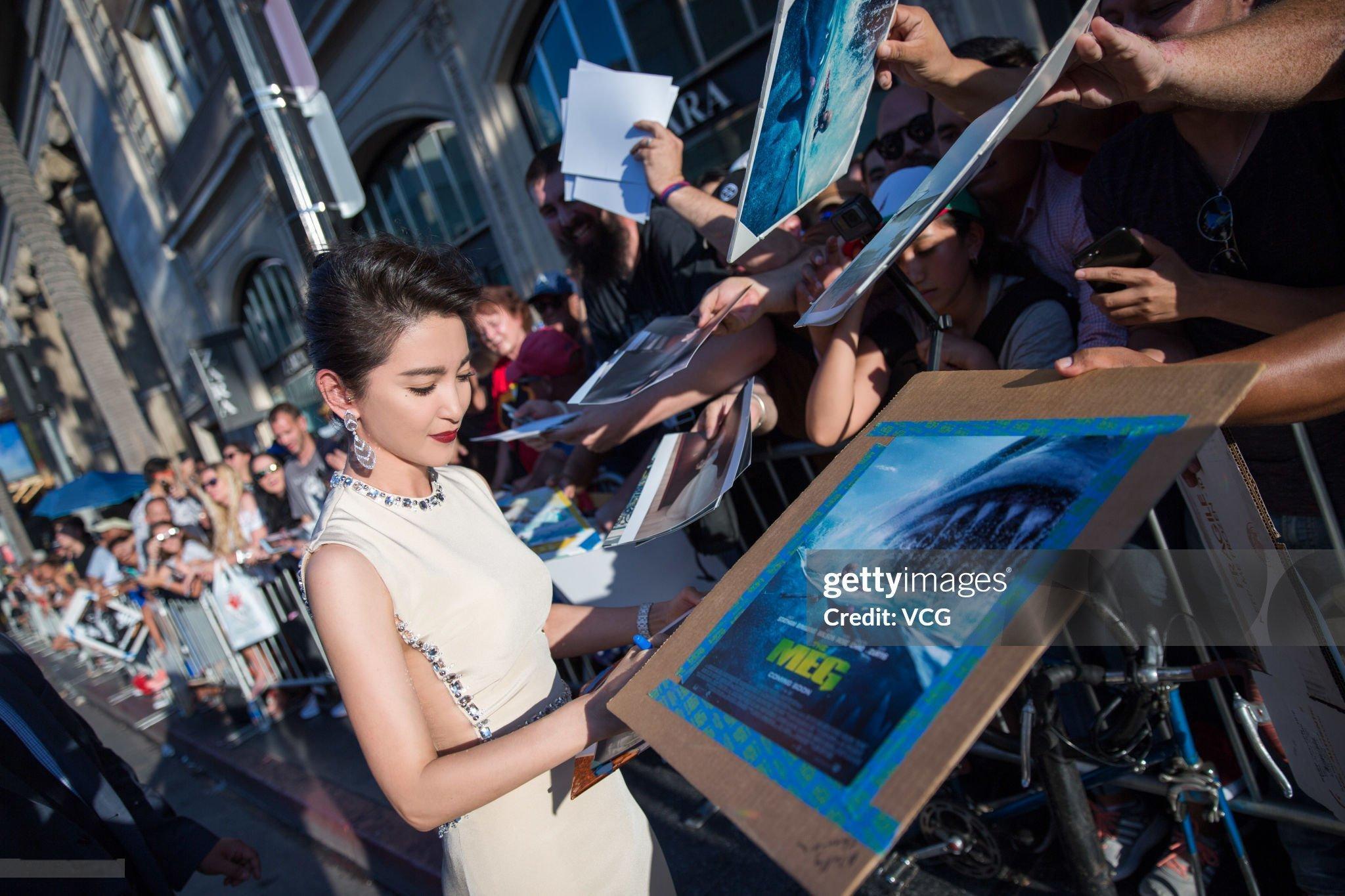 2018年李冰冰亮相巨齿鲨好莱坞首映礼红毯，身穿Georges Hobeika 