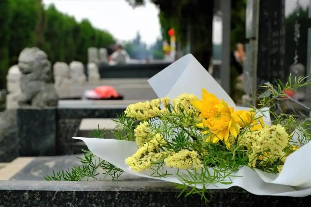 清明节，

我发现了一个怪现象：家庭越穷，越是没有几个人扫墓，甚至一个人都没有；