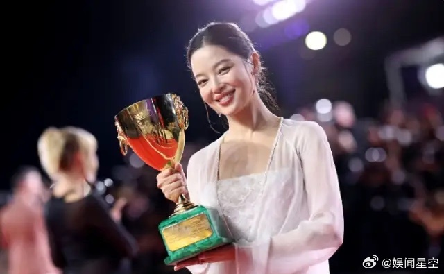 有人问为啥赵丽颖拿奖被嘲辛芷蕾拿奖为啥都觉得实至名归，因为辛芷蕾吃的不是内娱的蛋