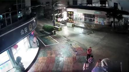 福建一网约车司机拉俩外籍姑娘，问话答非所问、没护照还催着往北方赶路，他立马拐下高