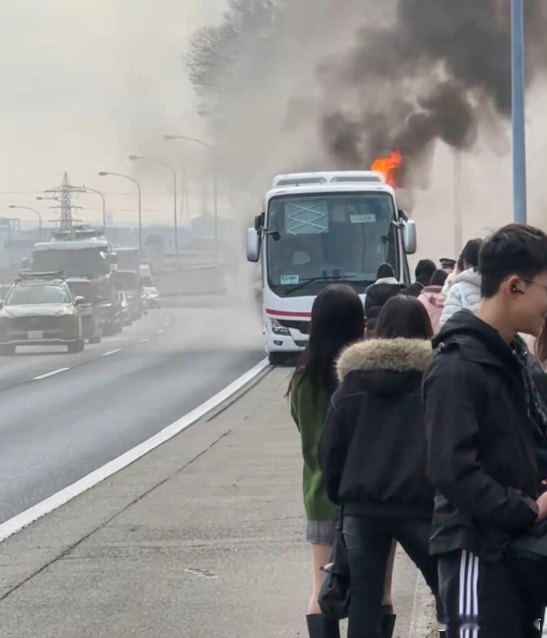 日本东京观光巴士起火 40名乘客紧急疏散海外新鲜事ai热点共创计划日本 日本东京