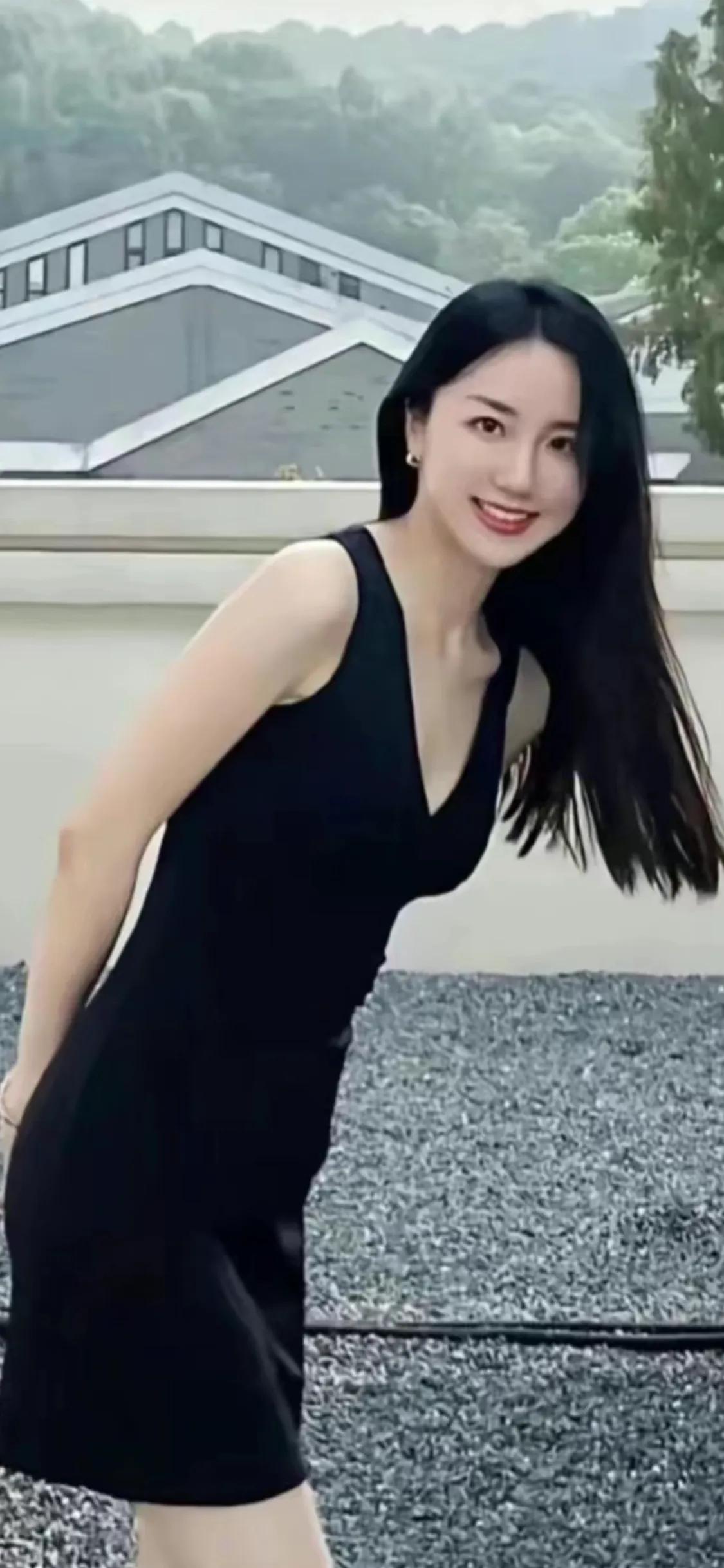 男人为什么好色一点呢？
我问你啊，人的一生什么是你的，女人是你的吗？女人只是暂时