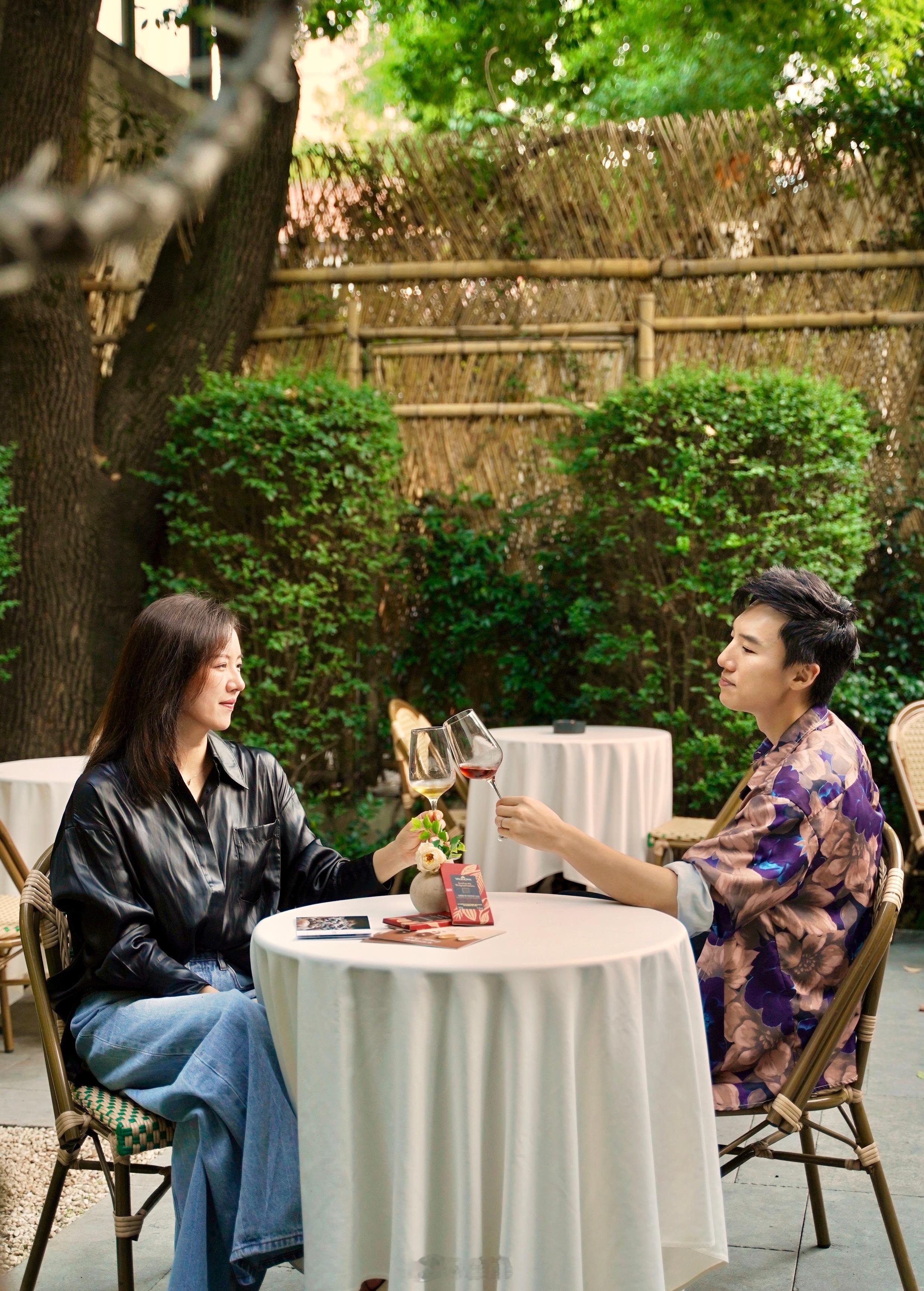 三伏过后，入秋前的仲夏，阳光的炙热也消散了不少。带庭院的食肆小馆，成了最近这个季