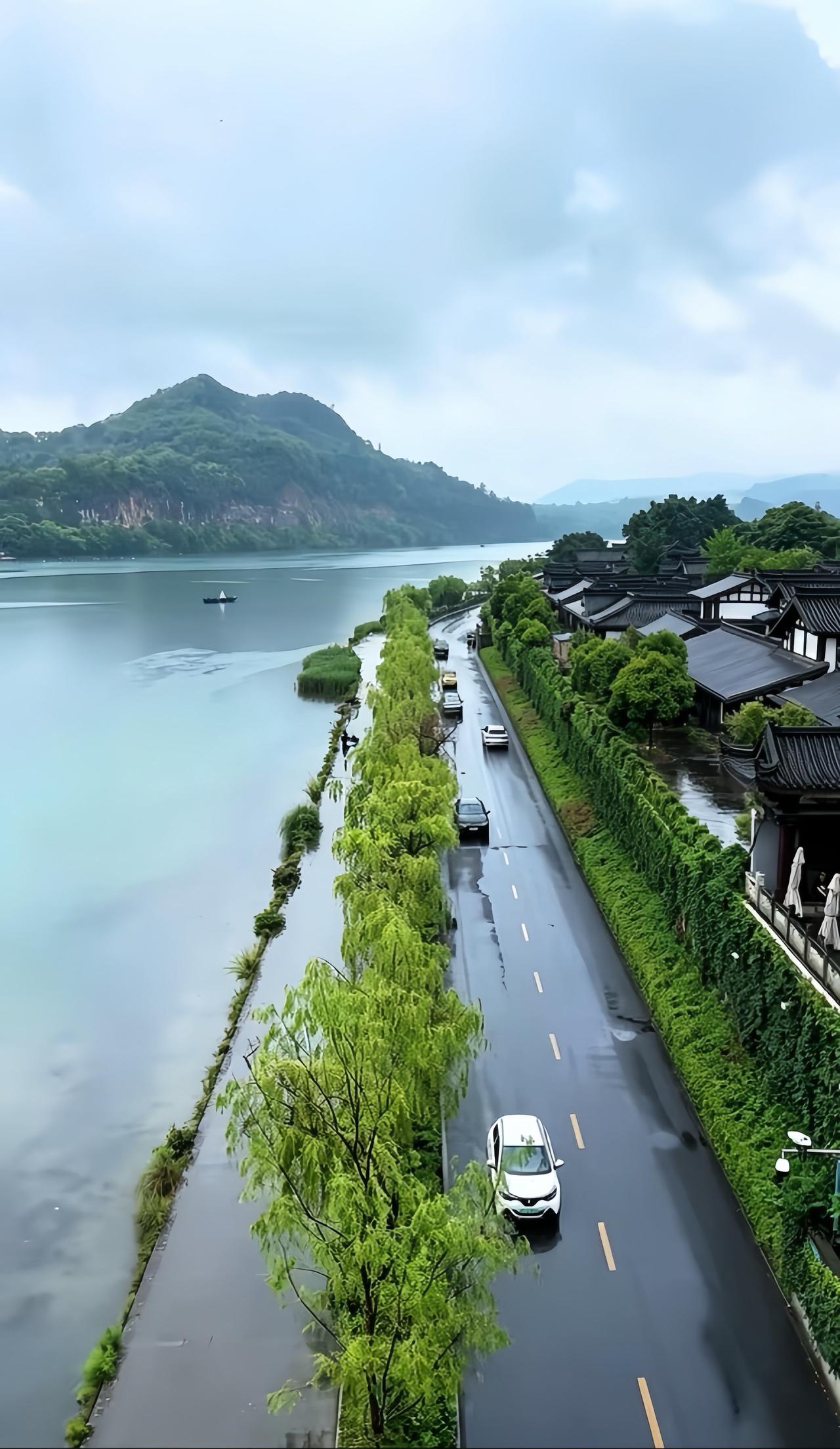 ［阆中连夜迎来强降雨 气温骤降旱情缓解］

持续多日的高温干旱天气终于迎来转机，