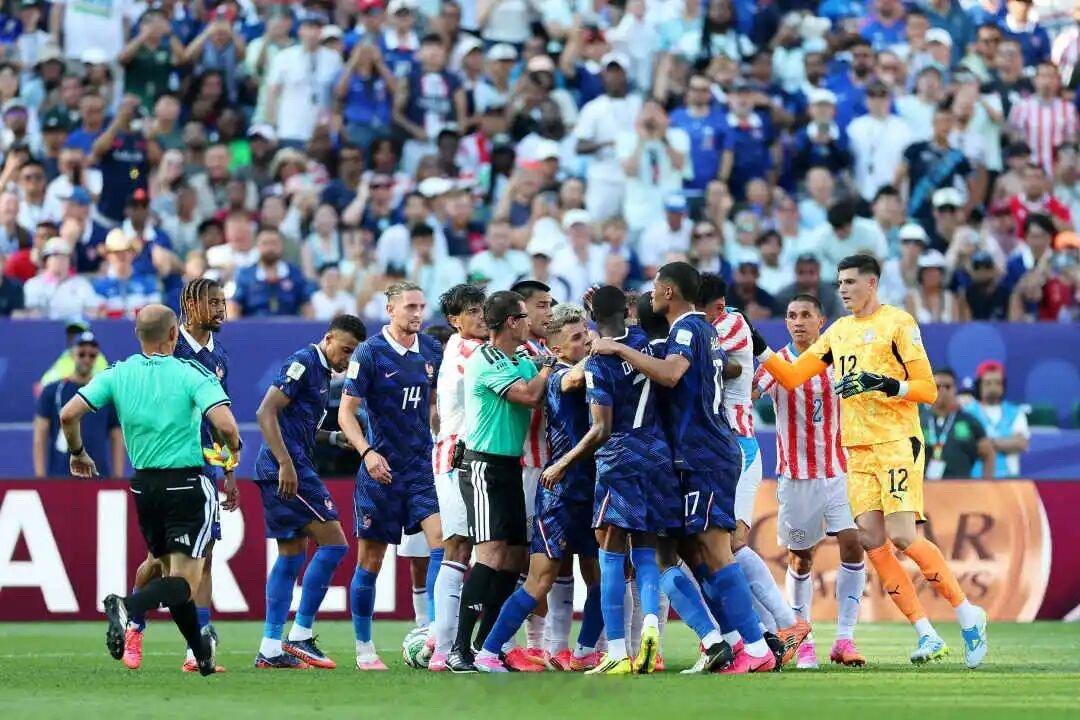 巴拉圭法国冲突美加墨世界杯1/8决赛，法国1-0战胜巴拉圭，本场比赛双方对抗激烈