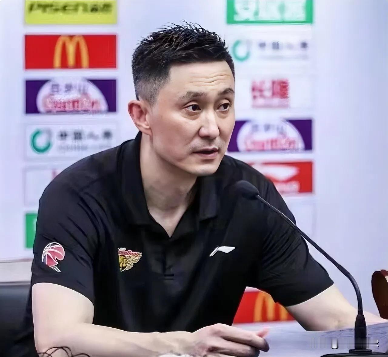 广东爆冷112-113不敌天津，杜峰点名批评这4人表现不合格是输球原因！
1、胡