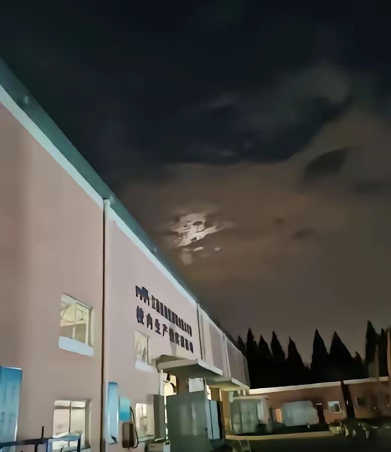 高温错峰上班是善意，过度早起就变味了
 
苏州连日高温，很多铁皮棚车间密不透风，