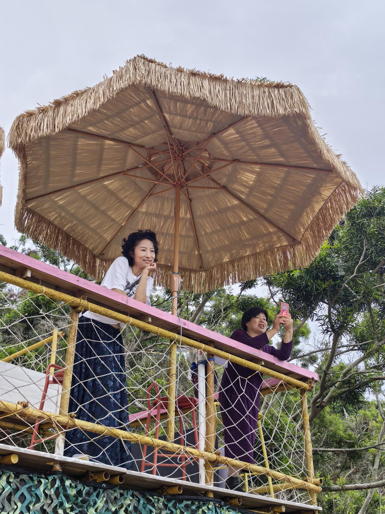 竹伞遮芳颜，轻风拂面来。